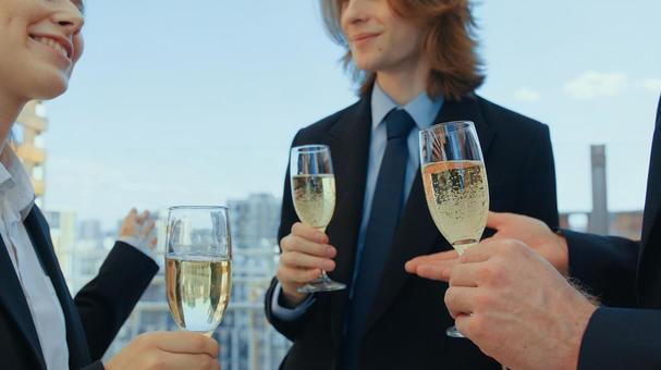 シャンパングラスを持つ男女3人の手元 シャンパングラス,持つ,手元の写真素材