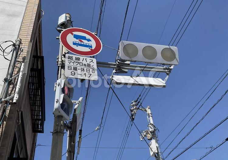 色を失った信号機 信号機,交通標識,電線の写真素材