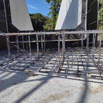 ため池改修工事の洪水吐・移行部の鉄筋の写真