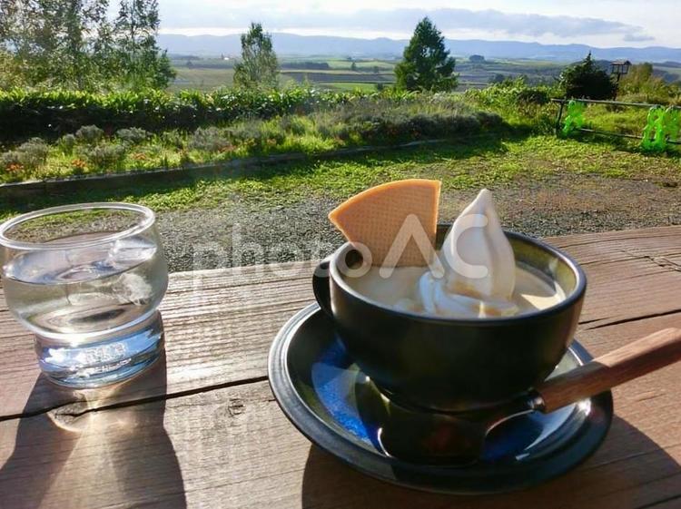 お外でスイーツ 大草原,のどか,コーヒーの写真素材