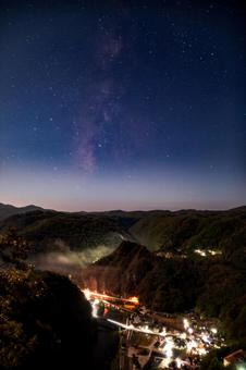 山間に突き刺さる天の川の写真