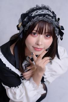 座ってこちらを見上げる地雷系女子 座ってこちらを見上げる地雷系女子 上目遣い,20代,女性の写真素材