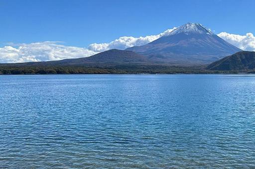 本栖湖から見た富士山 富士山,本栖湖,自然の写真素材