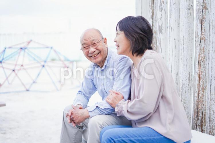 リゾート地で仲良く会話をする高齢の夫婦 くつろぐ,夫婦,一緒にの写真素材
