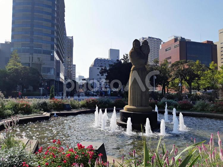山下公園入口の噴水と水の守護神像（横浜） 山下公園,噴水,水の守護神像の写真素材