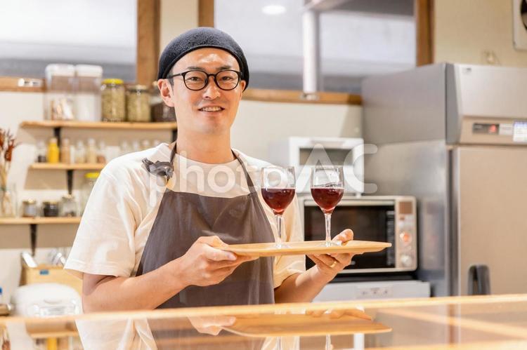 ワインを出す飲食店・居酒屋のスタッフ 居酒屋,バー,ワインの写真素材