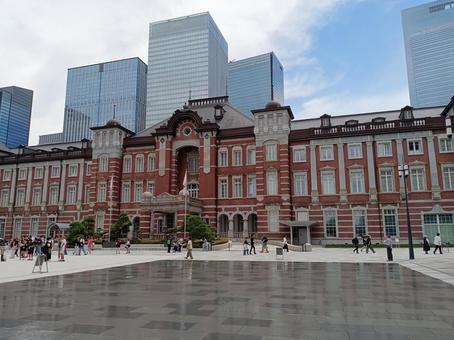 Automatic water sprinkling at Tokyo Station, JPG Automatic water sprinkling at Tokyo Station, JPG