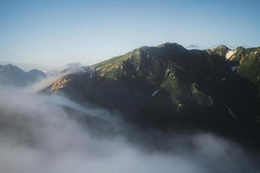 朝日に照らされる三ツ岳 朝日に照らされる三ツ岳の写真