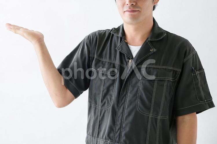 ご案内する作業着の男性 1人,30代,40代の写真素材