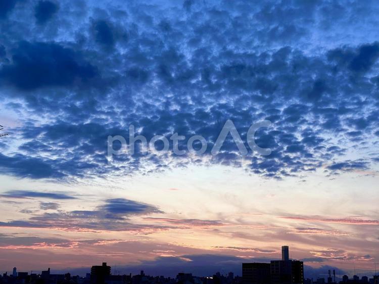 梅雨の合間の夕空ー横 梅雨,夕空,マジックアワーの写真素材