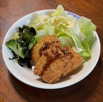 海老カツにブロッコリーとわかめ炒め等 2 海老カツにブロッコリーとわかめ炒め等 2の写真