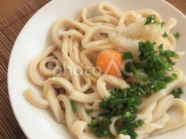 麺類　ぶっかけ手打ちうどん（玉子のせ） 手打ちうどん,自家製,うどんの写真素材