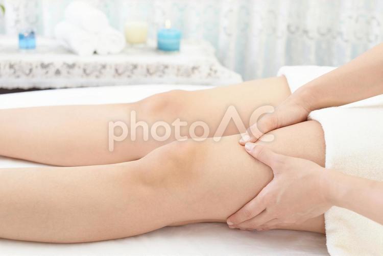 エステで施術を受ける女性 女性,リフレクソロジー,エステティシャンの写真素材