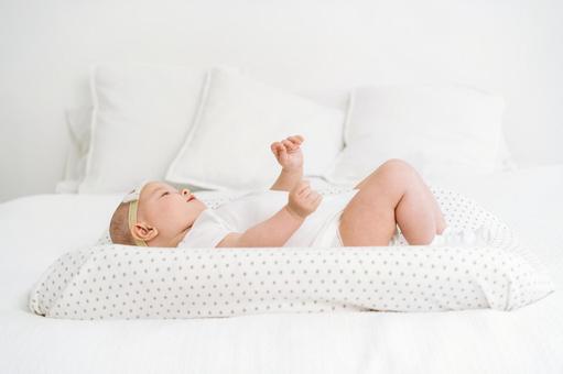白い物に囲まれた仰向けの赤ちゃん 白い物に囲まれた仰向けの赤ちゃん 赤ちゃん,かわいい,仰向けの写真素材