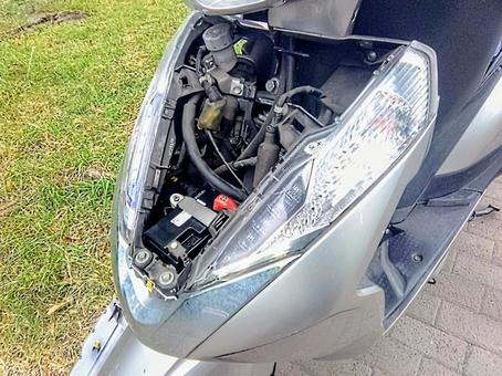 バイクフロントカバー外す バイクフロントカバー外す バイク,二輪,原付の写真素材