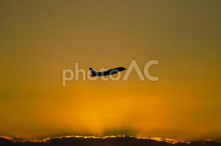 夕焼けと飛行機 夕焼け,夕暮れ,シルエットの写真素材