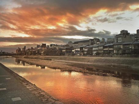 京都鴨川の夕景 京都鴨川の夕景の写真