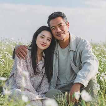 幸せな時間を過ごす夫婦の笑顔 幸せな時間を過ごす夫婦の笑顔の写真