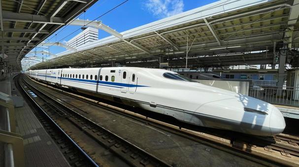 新大阪駅に停車する新幹線② 新幹線,のぞみ,n700系の写真素材