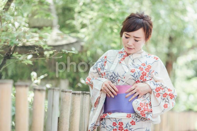 浴衣をきた体調不良の女性 苦しい,帯,浴衣の写真素材