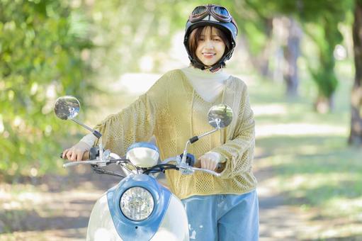 バイク　若い女性 バイク,女性,スクーターの写真素材