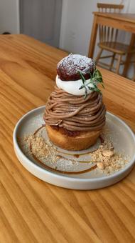 大きな栗をのせてモンブラン モンブラン,栗,ケーキの写真素材