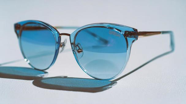 青いレンズのおしゃれな小物の写真