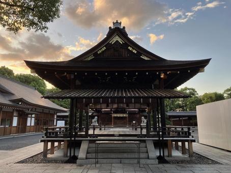 京都・城南宮の拝殿 (夕刻) 京都・城南宮の拝殿 (夕刻)の写真