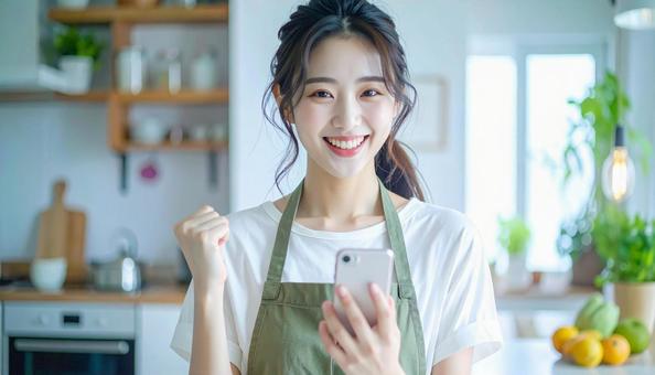 スマホでポイ活する笑顔の女性 スマホでポイ活する笑顔の女性の写真