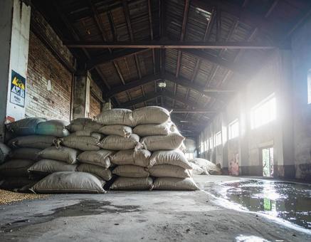 劣悪保存の倉庫 の写真