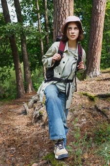 森の中の女性キャンパー 女性,外国人,登山の写真素材