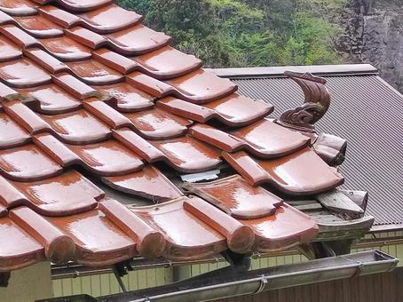 壊れた屋根 壊れた屋根 瓦,屋根,瓦屋根の写真素材