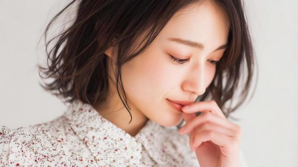 はにかむ女性の写真