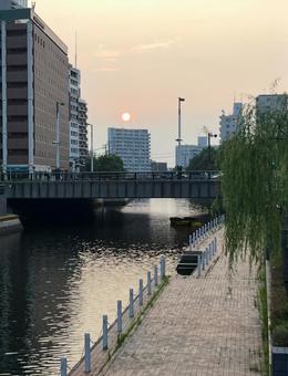 何気ない夕方の夕日 何気ない夕方の夕日の写真