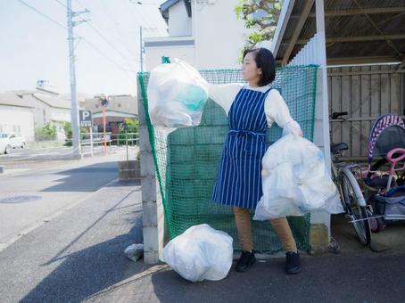 34:ゴミ捨てのマナーに戸惑う女性 34:ゴミ捨てのマナーに戸惑う女性の写真