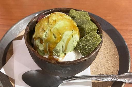 抹茶アイスとわらび餅 抹茶アイスとわらび餅 アイスクリーム,わらび餅,抹茶の写真素材