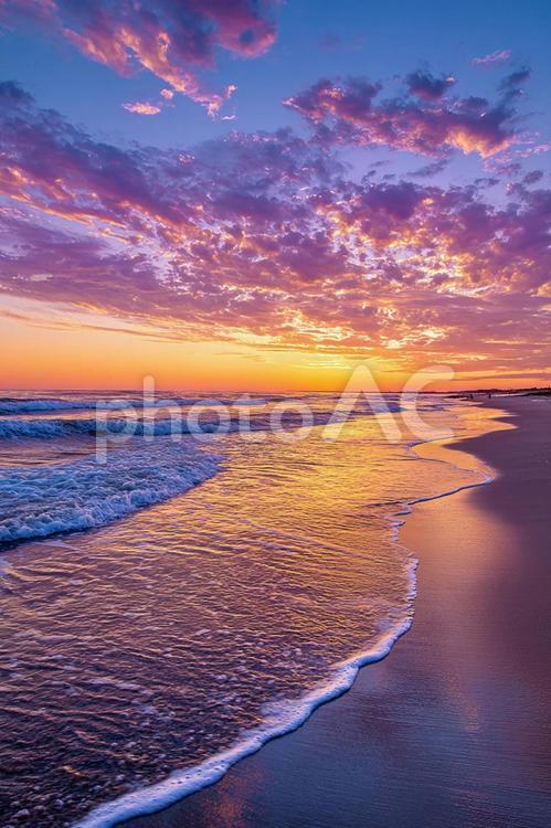 砂浜に打ち寄せる優しい波 夕焼け,夕日,日の入りの写真素材