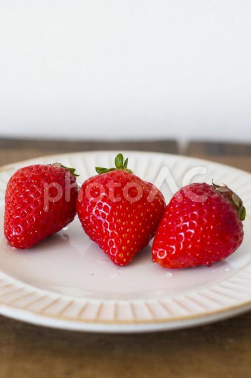 白いお皿の上のイチゴ イチゴ,果物,いちごの写真素材
