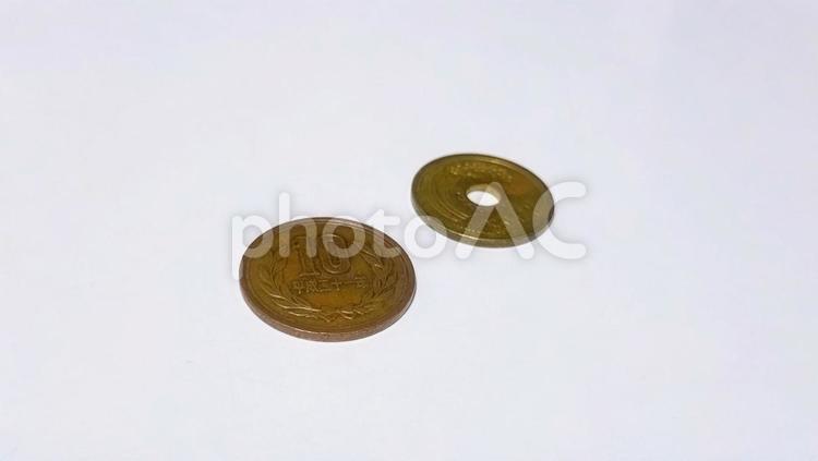 十円玉と五円玉 小銭,硬貨,１０円の写真素材