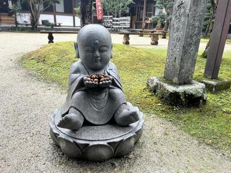 お地蔵様とドングリ(香嵐渓香積寺) お地蔵様とドングリ(香嵐渓香積寺) ドングリ,お地蔵さん,秋の写真素材