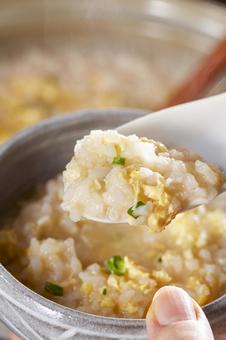 鍋料理の〆の雑炊 鍋料理の〆の雑炊 玉子雑炊,おじや,よそうの写真素材