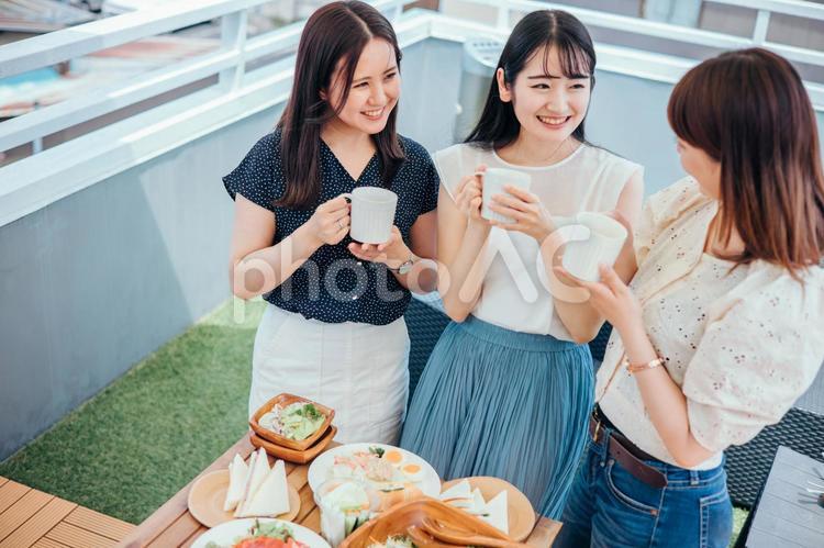 屋上でお茶会をする女性たち 女子会,カフェ,ランチの写真素材