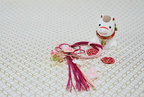 可愛い馬の置物と七宝柄の背景の年賀状素材 年賀状,年賀,背景素材の写真素材