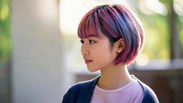 ショートヘアの女性の写真