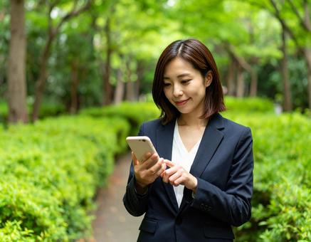 スマホを見る女性 スマホを見る女性の写真