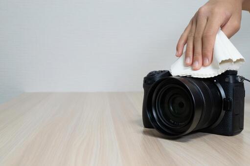 クリーニングクロスでカメラ本体を拭く様子 カメラ,掃除,クリーニングの写真素材