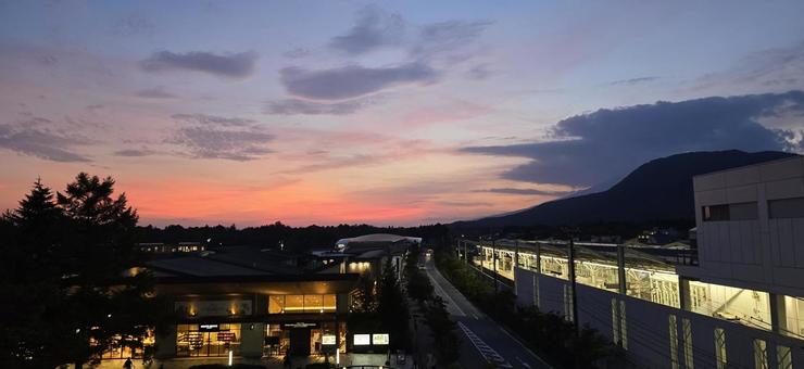 軽井沢駅と夏場の夕焼け 軽井沢駅と夏場の夕焼けの写真