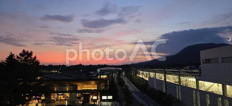 軽井沢駅と夏場の夕焼け オブジェ,曇り空,夕日の写真素材