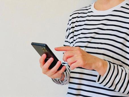 スマホでポイ活をする主婦 スマホでポイ活をする主婦 スマホ,女性,snsの写真素材