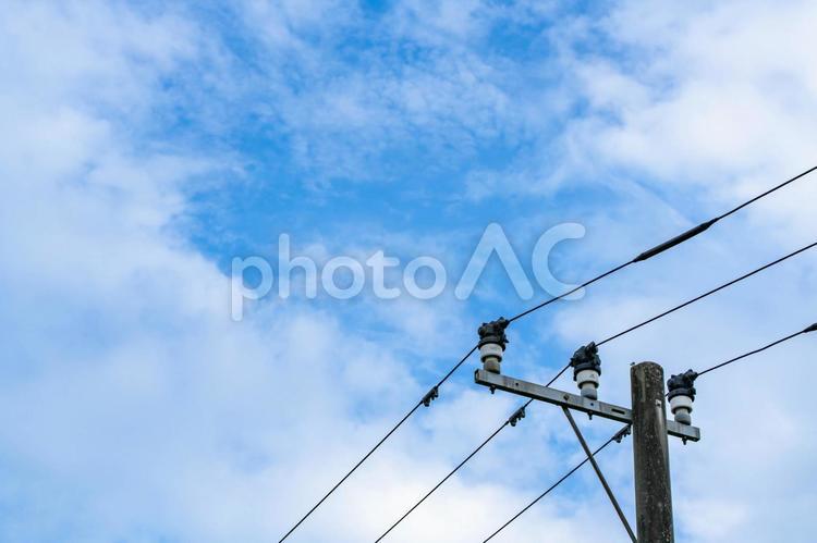 雲の多い青空と電信柱 電柱,電線,空の写真素材
